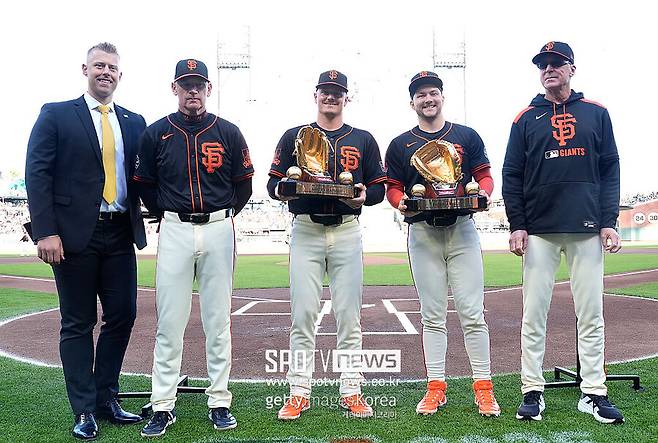 ▲ 맷 윌리엄스 코치(왼쪽에서 두 번째)는 밥 멜빈 감독(오른쪽 끝)의 큰 신뢰를 받고 있는 지도자다