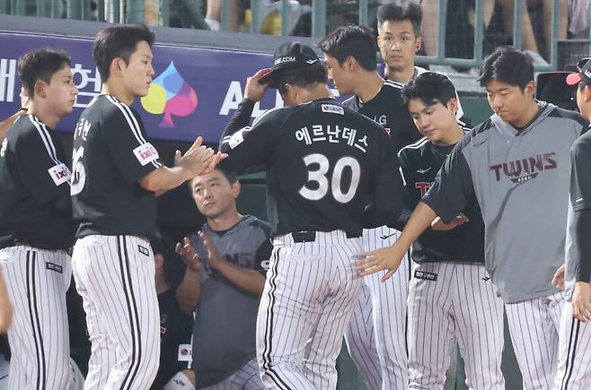 ▲ LG 에르난데스가 5회도 채우지 못하고 교체되고 있다. ⓒ연합뉴스