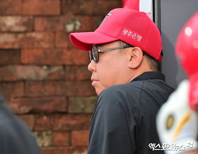 21일 오후 인천SSG랜더스필드에서 열린 '2025 신한 SOL Bank KBO리그' KIA 타이거즈와 SSG 랜더스의 경기, KIA 이범호 감독이 경기를 지켜보고 있다. 엑스포츠뉴스DB