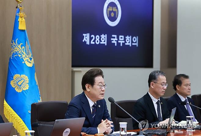 국무회의 발언하는 이재명 대통령 (서울=연합뉴스) 홍해인 기자 = 이재명 대통령이 1일 서울 용산 대통령실 청사에서 열린 국무회의에서 발언하고 있다. 2025.7.1 hihong@yna.co.kr