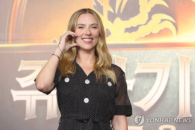 사랑스러운 스칼릿 조핸슨 (서울=연합뉴스) 강민지 기자 = 할리우드 배우 스칼릿 조핸슨이 1일 서울 종로구 포시즌스호텔에서 열린 영화 '쥬라기 월드: 새로운 시작' 내한 기자간담회에서 포즈를 취하고 있다. 2025.7.1 mjkang@yna.co.kr