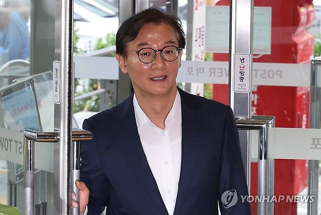 사무실 도착한 전재수 해양수산부 장관 후보자 (서울=연합뉴스) 이진욱 기자 = 전재수 해양수산부 장관 후보자가 25일 인사 청문 준비 사무실이 있는 서울 마포구 포스트타워 마포로 출근하고 있다. 2025.6.25 cityboy@yna.co.kr