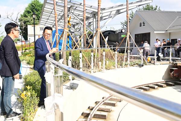 지난달 30일 이재호 연수구청장이 송도역사 복원사업 추진 현장을 점검하고 있다. /연수구 제공