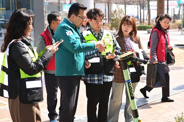 지난 3월21일 이재호 연수구청장은 송도국제도시에 불법 주정차된 PM 단속 현장을 점검하고 있다. /연수구 제공