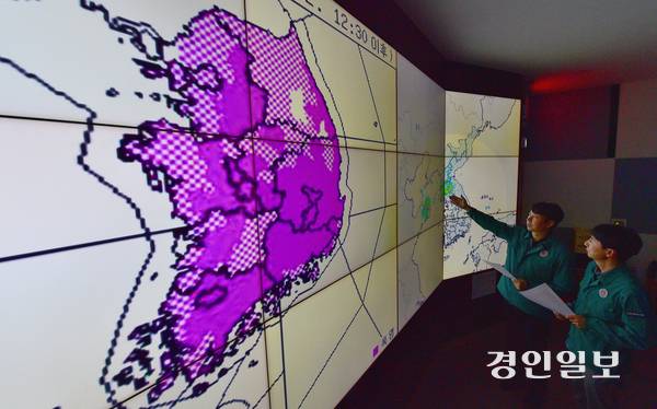 전국 대부분 지역에 폭염특보가 발효된 2일 오후 인천시청 재난안전상황실에서 관계자들이 폭염상황을 모니터링 하고 있다. 2025.7.2 /조재현기자 jhc@kyeongin.com