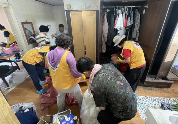 대한적십자사 부여읍봉사회(회장 이순옥) 회원 10여 명은 지난 20일, 부여읍행정복지센터 직원 6명과 함께 부여읍 쌍북1리에 거주하는 복지사각지대 가구를 방문해 주거환경 개선 활동을 펼쳤다.