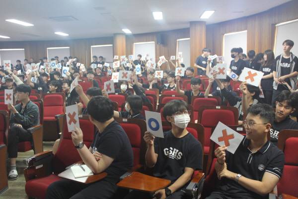 경남과학고 학생들이 올해 인문학 페스티벌에서 골든벨 퀴즈를 진행하고 있다.