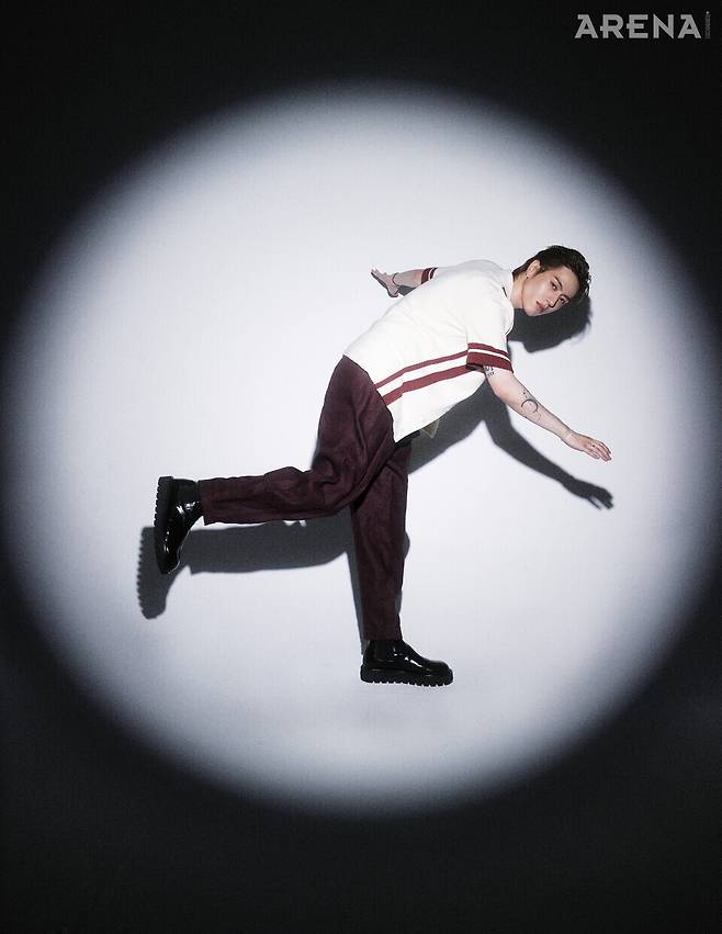 스트라이프 폴로셔츠·리넨 팬츠 모두 돌체앤가바나, 슈즈 요위, 이어링·브레이슬릿·링 모두 본인 소장품.