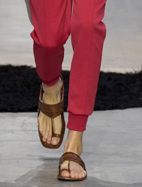 프라다 패션쇼에 나온 T자 스트랩 샌들. (사진=엑스 옛 트위터 갈무리)