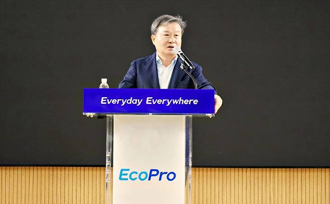 이동채 에코프로 창업주가 지난 1일 충북 오창 에코프로 본사에서 열린 3분기 분기 조회식에서 발언하고 있다.(사진=에코프로)
