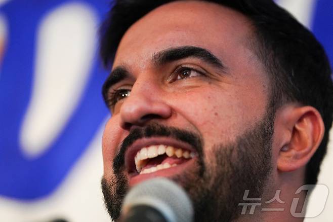 조란 맘다니가 6월 25일(현지시간) 뉴욕시장을 뽑는 선거에 출마할 민주당 후보를 선출하는 예비선거 행사에서 연설하고 있다. 2025.6.25 ⓒ 로이터=뉴스1 ⓒ News1 김경민 기자