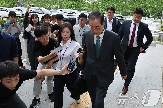 한덕수 전 국무총리가 2일 내란특검 조사를 받기 위해 서울 서초구 서울고검 청사로 출석하고 있다. 2025.7.2/뉴스1 ⓒ News1 이동해 기자