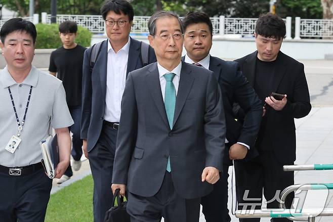 한덕수 전 국무총리가 2일 내란특검 조사를 받기 위해 서울 서초구 서울고검 청사로 출석하고 있다. 2025.7.2/뉴스1 ⓒ News1 이동해 기자