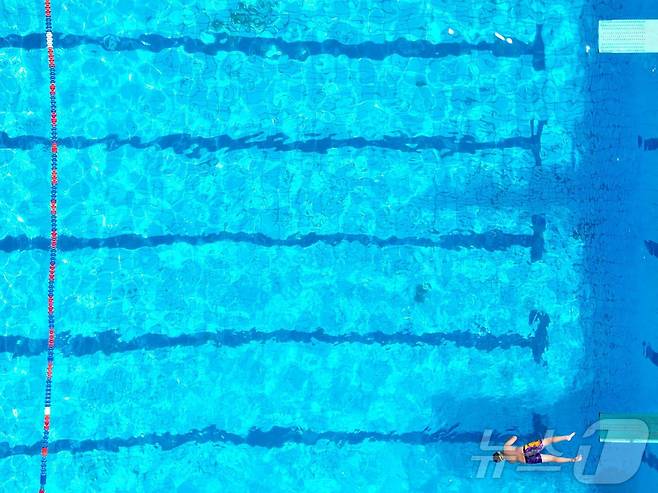 1일(현지시간) 영국 남부 페이버샴 풀스 당지에서 한시민이 다이빙대에서 뛰어래리고 있다. 이날 런던은 황색 폭염 경보를 발령했다. ⓒ AFP=뉴스1