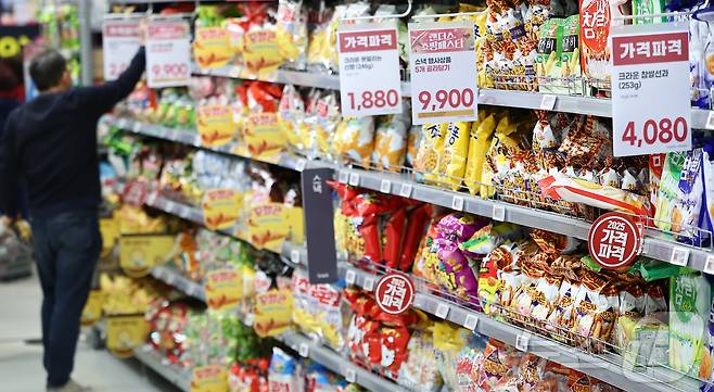 6일 서울 시내 한 대형마트에 시민들이 장을 보고 있다. 2025.4.6/뉴스1 ⓒ News1 김도우 기자