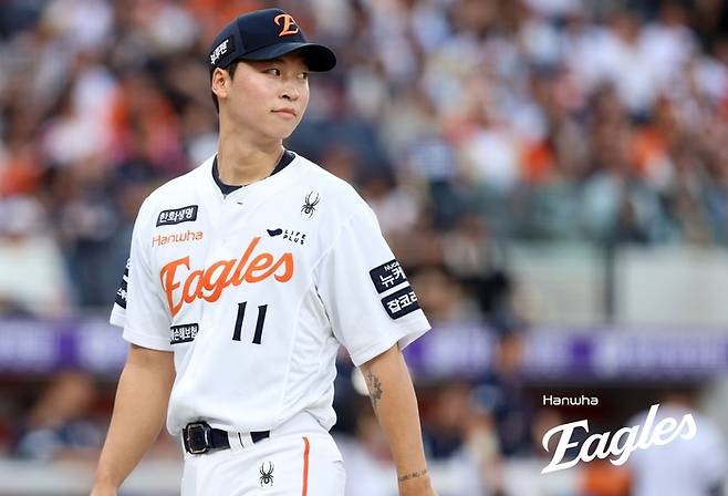 엄상백이 투구를 마친 뒤 그라운드를 바라보고 있다. 사진 | 한화 이글스