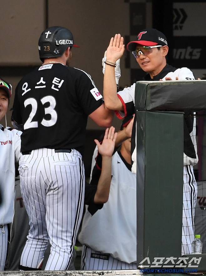 염경엽 감독 믿음에 선제 투런포로 답한 오스틴.