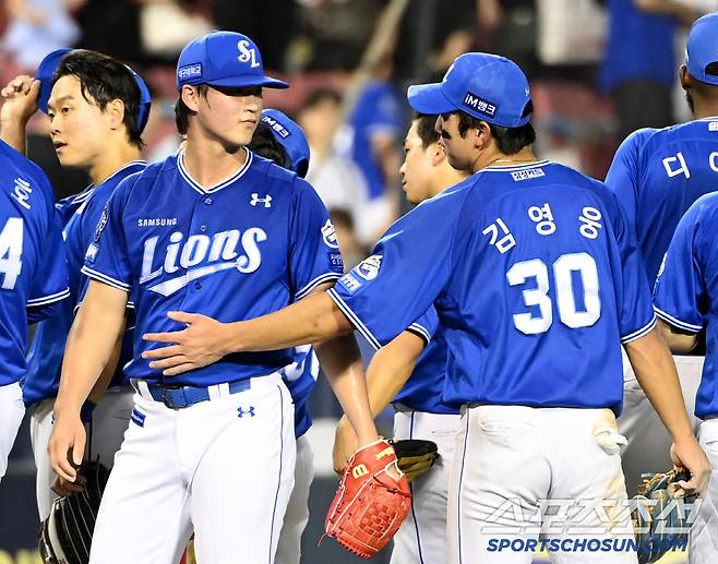 1일 잠실야구장에서 열린 삼성과 두산의 경기, 삼성이 4대1로 승리했다. 9회말 2사 만루 위기에서 경기를 끝낸 삼성 이호성이 김영웅과 기쁨을 나누고 있다. 잠실=허상욱 기자wook@sportschosun.com/2025.07.01/