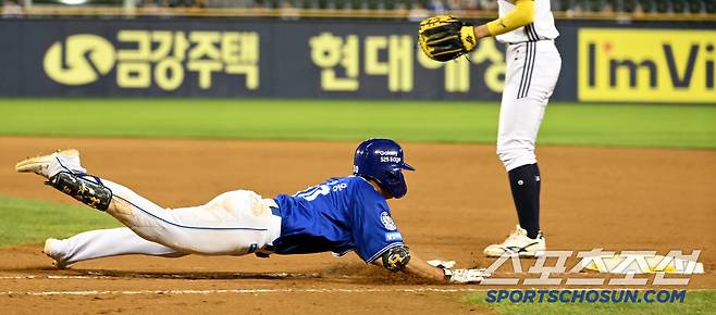 1일 잠실야구장에서 열린 삼성과 두산의 경기, 9회초 김영웅이 기습번트를 대고 전력질주하고 있다. 잠실=허상욱 기자wook@sportschosun.com/2025.07.01/
