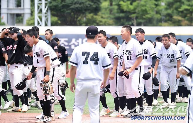 2일 서울 목동구장에서 열린 제80회 청룡기 고교야구선수권 대회 및 주말리그 왕중왕전 대구상원고-장충고 경기. 대구상원고가 장충고에 연장 승부치기 끝에 승리했다. 승리의 기쁨을 나누는 대구상원고 선수들. 목동=송정헌 기자songs@sportschosun.com/2025.07.02/