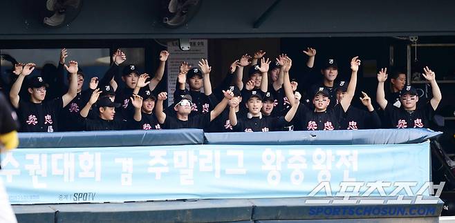 2일 서울 목동구장에서 열린 제80회 청룡기 고교야구선수권 대회 및 주말리그 왕중왕전 대구상원고-장충고 경기. 열정적인 응원 펼치고 있는 장충고 선수들. 목동=송정헌 기자songs@sportschosun.com/2025.07.02/