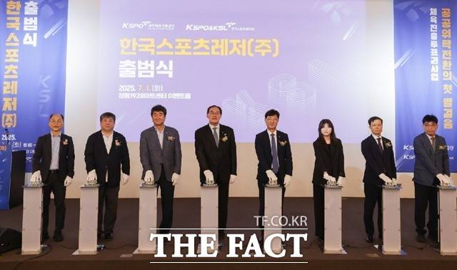 ‘한국스포츠레저 주식회사 출범식’에서 하형주 국민체육진흥공단 이사장(왼쪽 네번째), 박용철 한국스포츠레저 대표이사(오른쪽 네번째), 신치용 한국체육산업개발 대표이사(왼쪽 세번째)를 비롯한 관계자들이 출범식 세리머니를 하고 있다./한국스포츠레저