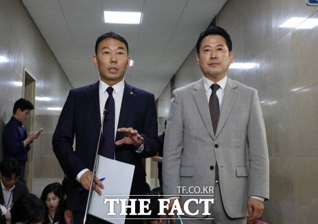 여야가 2일 상법 개정안을 합의 처리하기로 했다. 사진은 김용민 더불어민주당 법사위 간사와 장동혁 국민의힘 법사위 간사가 2일 서울 여의도 국회에서 상법 개정 관련 논의를 마친 뒤 기자들에게 브리핑을 하고 있는 모습. /뉴시스