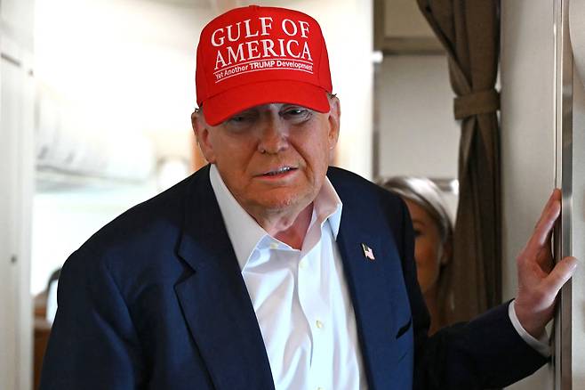 도널드 트럼프 미국 대통령이 1일 전용기 안에서 기자들의 질문을 받고 있다. /AFP 연합뉴스