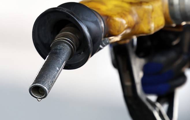 1일 미국 경제지표 호조 등에 힘입어 서부텍사스산원유(WTI)와 브렌트유가 각각 0.52%, 0.55% 상승하는 등 하루만에 반등했다. 사진은 서울의 한 주유소 주유기에서 기름 한방울이 떨어지는 모습. /뉴스1