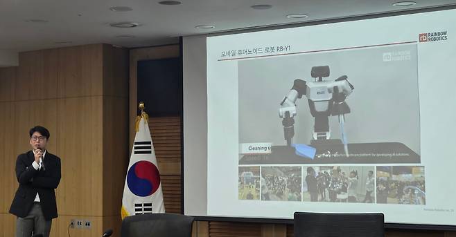 허정우 레인보우로보틱스 이사가 2일 서울 여의도 국회의원회관에서 열린 '피지컬 AI 시대의 휴머노이드 로봇' 세미나에서 발표하고 있다./최지희 기자