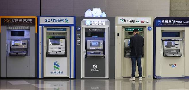 서울의 한 건물에 설치된 국내 은행의 ATM 기계가 보이고 있다(자료사진). ⓒ뉴시스