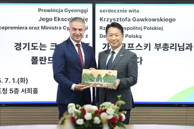 경기도-폴란드, 반도체 테크노밸리 손잡는다 고영인 경제부지사가 폴란드 부총리를 면담했다./사진제공=경기도