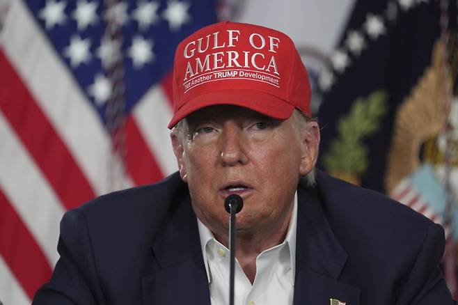 도널드 트럼프 미국 대통령이 1일(현지시간) 플로리다주 오초피의 새 불법 이민자 구금 시설인 '앨리게이터(악어) 앨커트래즈'를 방문해 멕시코만이 아닌 '아메리카만'이라고 적힌 모자를 쓰고 연설하고 있다. AP 뉴시스