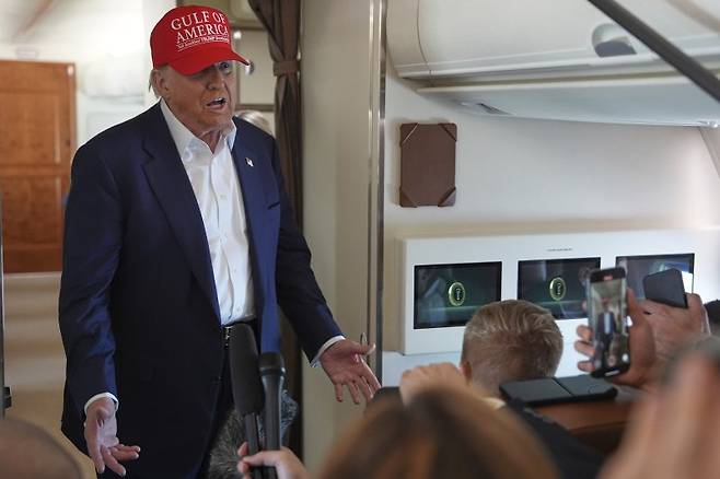 도널드 트럼프 미국 대통령이 1일(현지시간) 워싱턴으로 복귀하는 에어포스 원에서 기자회견을 하고 있다. AP 연합