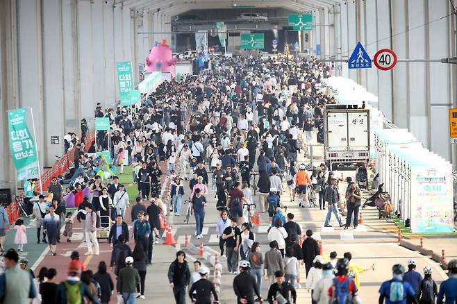 차 없는 잠수교 뚜벅뚜벅 축제가 열린 잠수교. 뉴스1