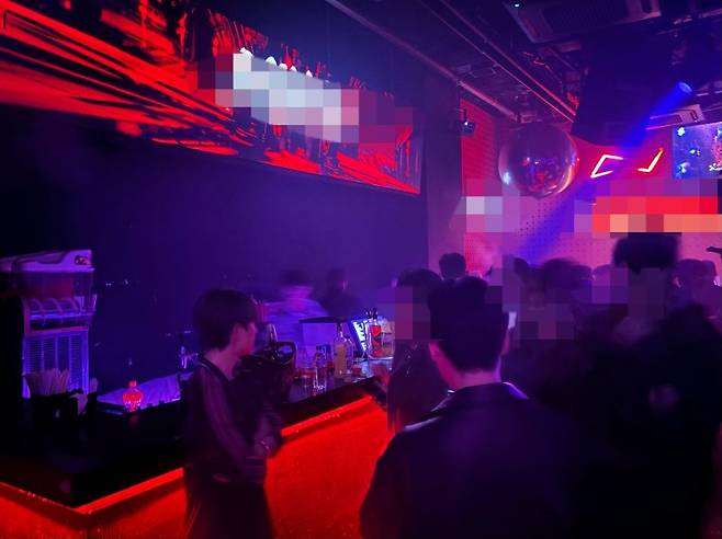 지난해 9월 28일 오전 1시50분께 서울 강남구 신사동의 한 클럽에서 사람들이 음악을 들으며 춤을 추고 있다. 2024.09.28. /사진=뉴시스