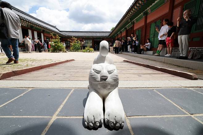 2일 서울 종로구 경복궁에서 ‘경복궁 생각’ 전시회가 열렸다. 백호를 현대적으로 해석한 ‘복랑이(경복궁 호랑이)’가 경복궁 생과방 입구에 설치되어 있다. 정용일 선임기자 yongil@hani.co.kr