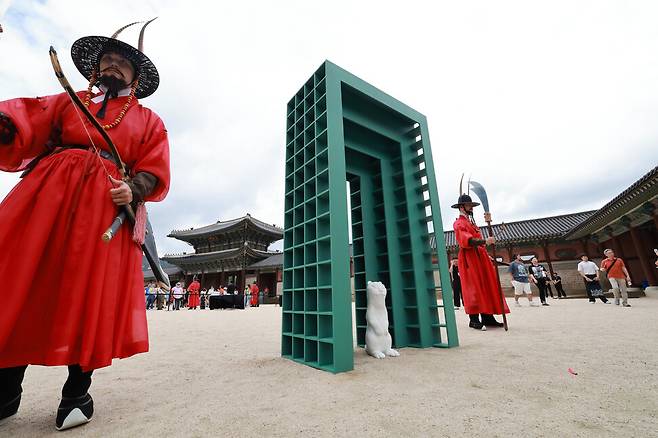 국가유산청과 국가유산진흥원이 2일 오전 서울 종로구 경복궁에서 ‘경복궁 생각’ 전시회를 열고 있다. 전시는 경복궁 야외 5곳에 전시 조형물을 설치했다. 전시는 7일까지 열린다. 정용일 선임기자 yongil@hani.co.kr