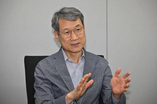 이상철 '10·29이태원참사 진상규명과 재발방지를 위한 특별조사위원회' 상임위원이 25일 서울 중구 특조위 사무실에서 한국일보와 인터뷰하고 있다. 정다빈 기자