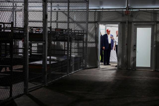 도널드 트럼프 미국 대통령이 1일 미국 플로리다주 오초피에 있는 이민자 구금시설을 시찰하고 있다. 오초피=로이터 연합뉴스