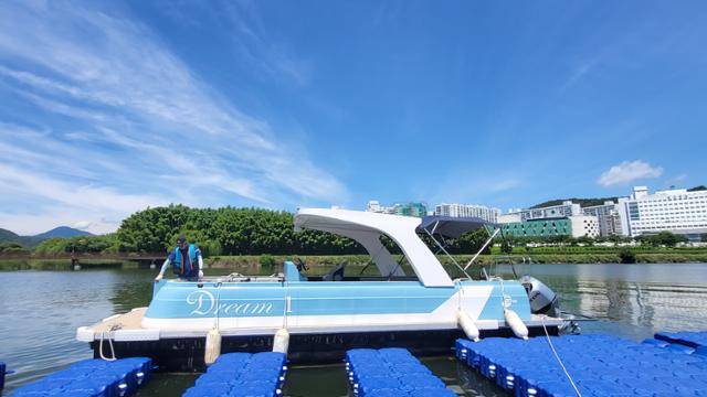 지난 1일 울산 남구 태화강수상스포츠센터 선착장에 시범 운항 중인 폰툰보트가 정박해 있다. 울산= 박은경 기자