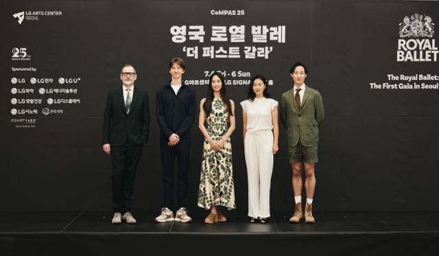 케빈 오헤어(왼쪽부터) 디렉터, 수석무용수 바딤 문타기로프, 후미 가네코, 퍼스트 솔리스트 최유희, 전준혁이 2일 LG아트센터 서울에서 열린 영국 로열 발레 ‘더 퍼스트 갈라’ 간담회에서 포즈를 취하고 있다. LG아트센터 제공