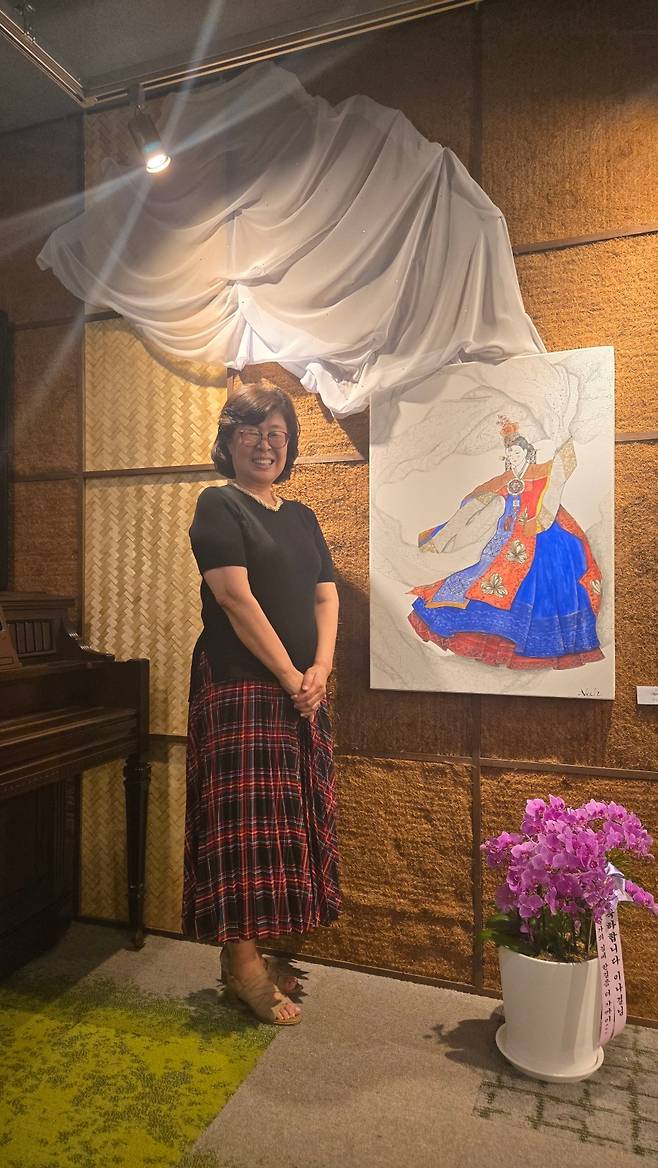 이나결 씨가 자신의 젠탱글 아트 작품 - 나빌레라를 소개하고 있다.