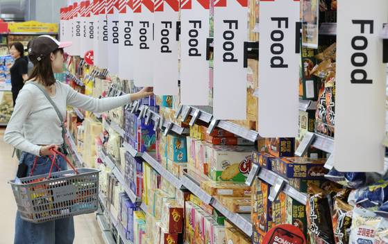 서울 시내 한 대형마트에서 소비자들이 과자 등을 고르고 있다. 뉴시스