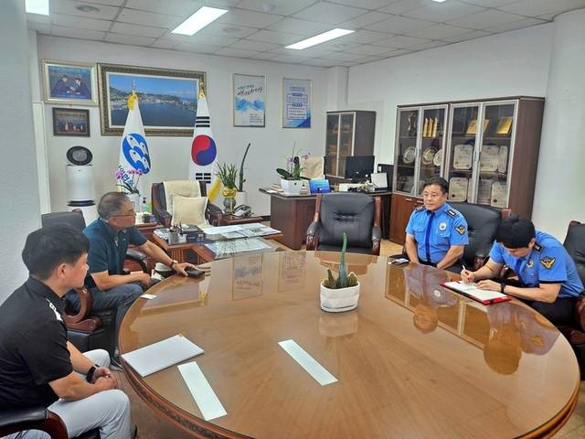 ▲ 동해해양경찰서는 최근 동해·삼척권 수협을 방문해 해양폐기물 관련 해양사고 예방을 위한 간담회를 했다.