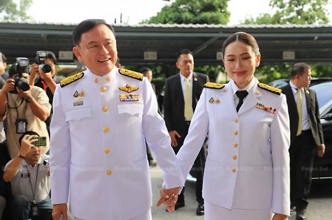 탁신 전 총리와 패통탄 총리. 지난해 태국 국왕 앞에서 선서식을 마친 뒤 정부 청사로 이동하는 모습.(사진 출처 : 방콕포스트)