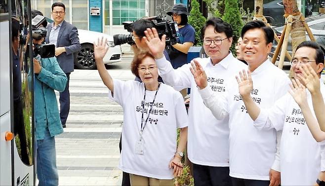 < 국정위 ‘소통버스’ 한 달간 달린다 > 국정기획위원회의 ‘버스로 찾아가는 모두의 광장’ 출정식이 정부서울청사 창성동 별관에서 1일 열렸다. 왼쪽부터 신필균 국민주권위원장, 이한주 국정기획위원장, 조승래 국정기획위 대변인, 박홍근 국정기획분과장. 최혁 기자