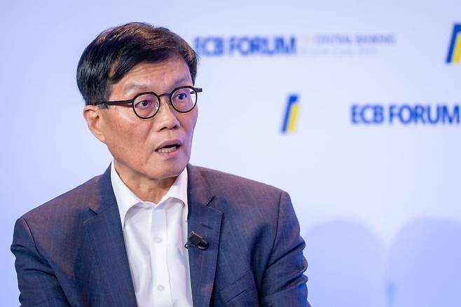 이창용 한국은행 총재가 1일(현지시간) 포르투갈 신트라에서 열린 유럽중앙은행(ECB) 정책 포럼에 참가해 발언하고 있다. ECB 제공.
