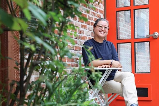 지난 1일 남인우 연출이 서울 종로구 한 카페에서 한국경제신문과의 인터뷰에 앞서 포즈를 취하고 있다./사진=임형택 기자