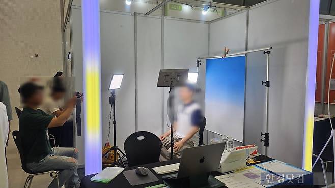 이력서 사진을 찍고 있는 시니어 구직자/사진=유지희 기자